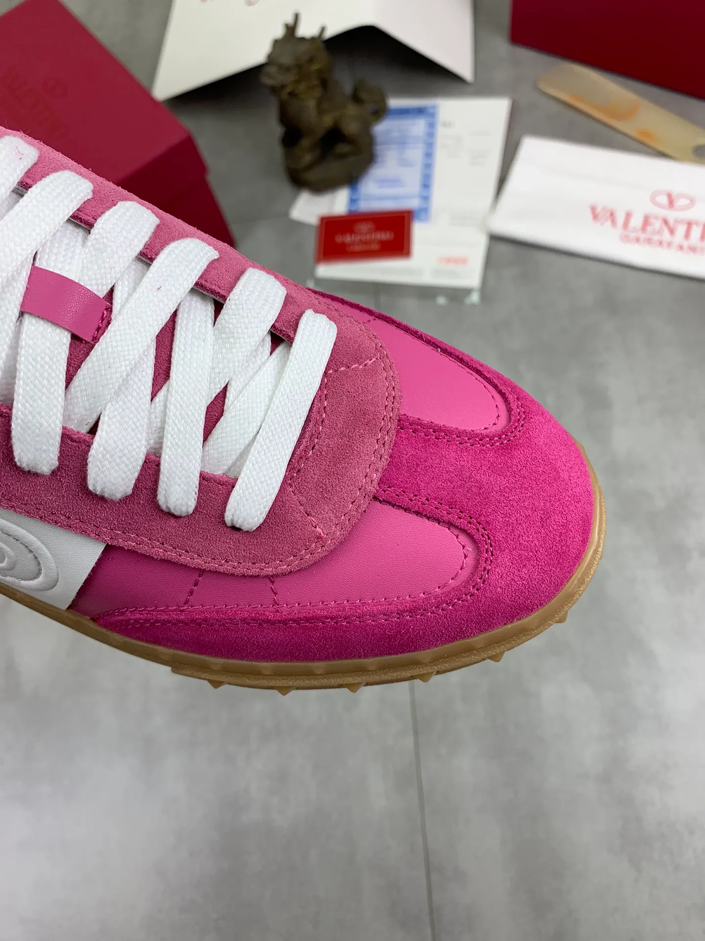 Men's Men's Shoes P520 New Couple Style Valentino Valentino 2025/UPVILLAGE Couple Casual Sports Shoes Moral Training Shoes 🆚Professional high-end, perfect replica, first-class quality, all made of original 1:1 materials, exclusive mold opening! 🎁Full set of high-end packaging at the counter ✔️Fabric: high mercerized cowhide ✔️Outsole: TPU material outsole ✔️Size: female 35-40 male 39-45 (female 41 male 38.46) 🆚All details are customized at 1:1 mold, striving for perfection!